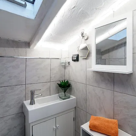 Joivy Chic 5-bed Near Duomo Di Apartament