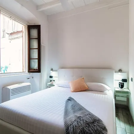 Joivy Chic 5-bed Near Duomo Di Apartament