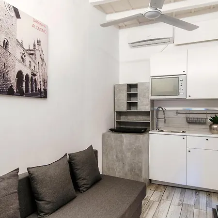 Joivy Chic 5-bed Near Duomo Di Apartamento Como